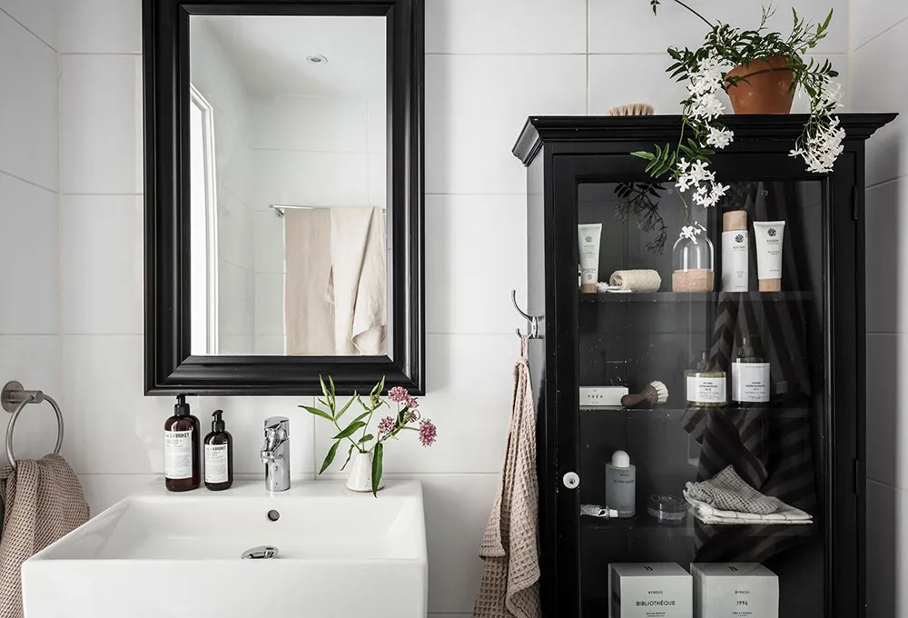 Portes anciennes luxueuses et carte vintage sur le mur de la salle à manger : appartement à Göteborg (84 m²) - Gallery image 30