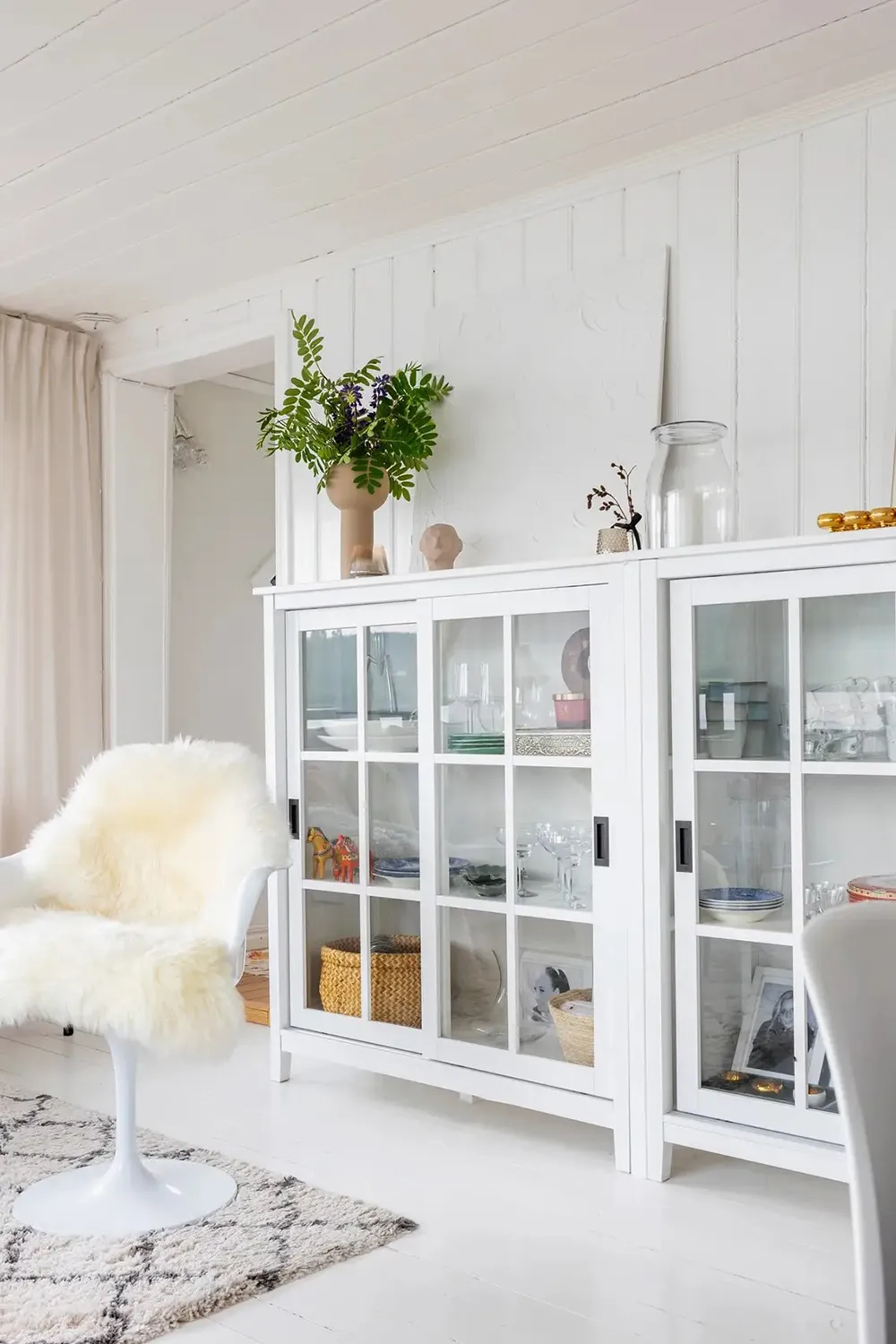 Cozy Lake House in Sweden with White Interiors - Gallery image 5