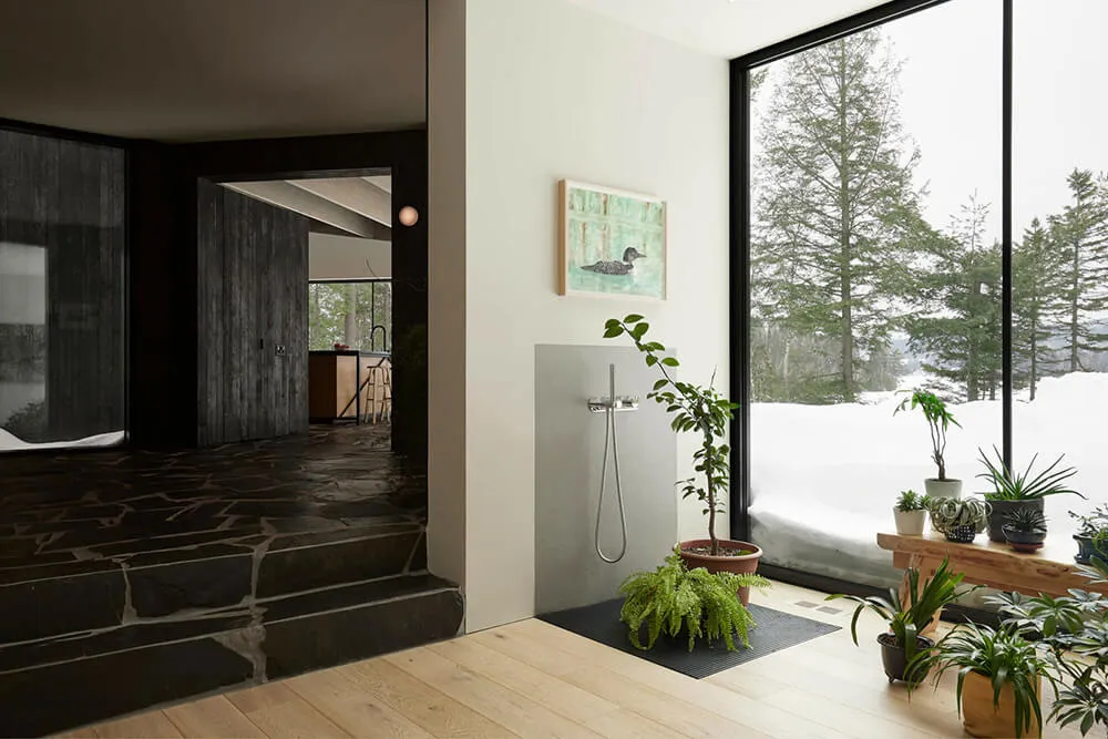 Belleza de la piedra oscura en el diseño de una casa moderna en el bosque de Canadá - Gallery image 11
