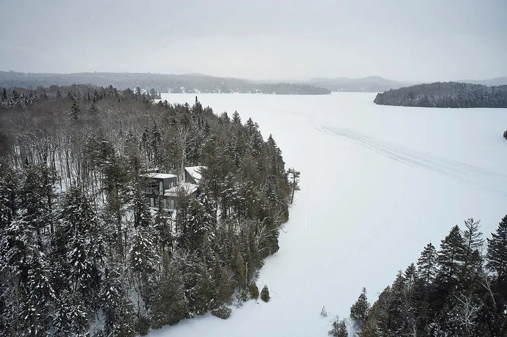 Belleza de la piedra oscura en el diseño de una casa moderna en el bosque de Canadá - Gallery image 20