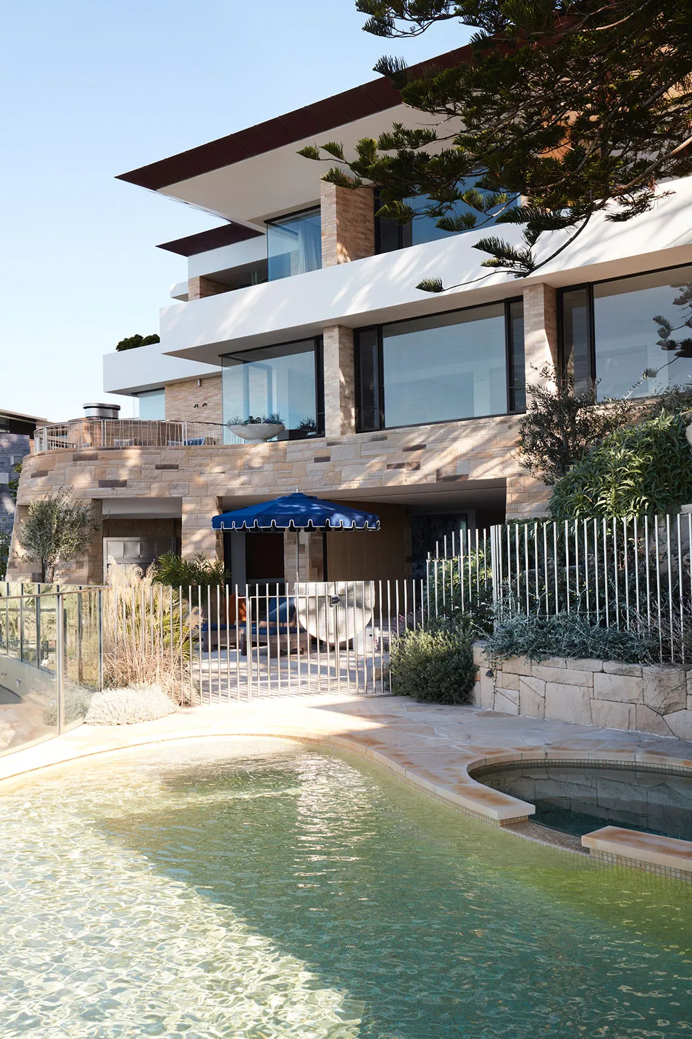 Casa moderna y luminosa en acantilado frente al océano en Sídney - Gallery image 8