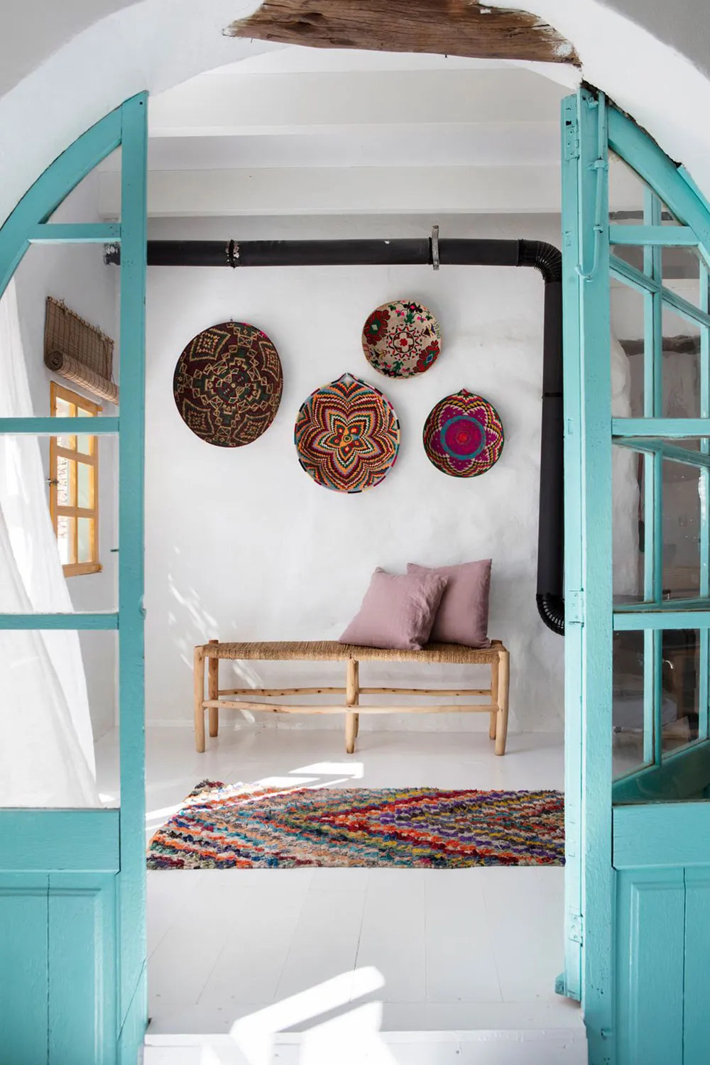 Accents colorés dans les intérieurs blancs d'une maison estivale sur une île en Espagne - Gallery image 5