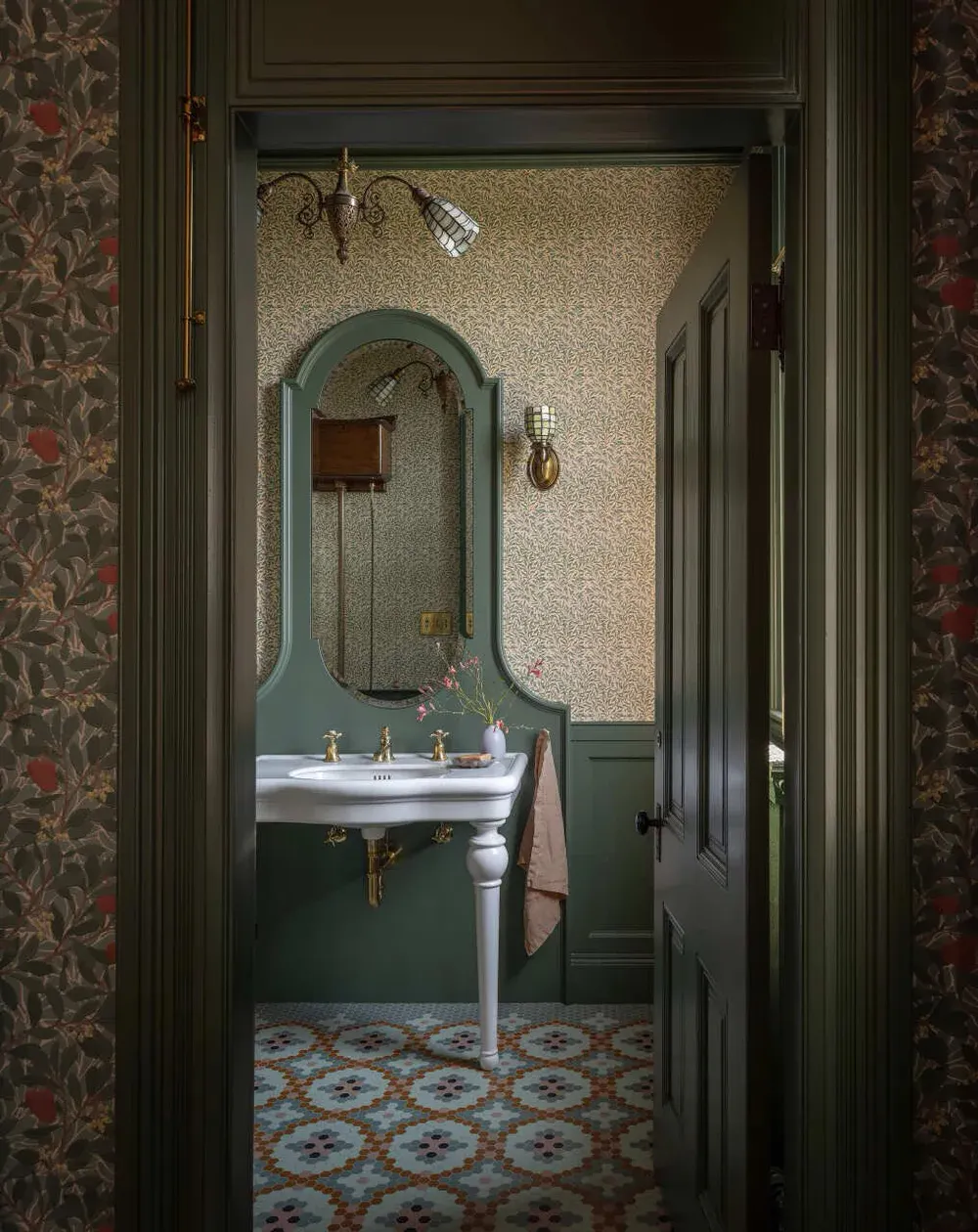 Нежные оттенки зелёного и серого в дизайне красивого дома в Портленде - Gallery image 7