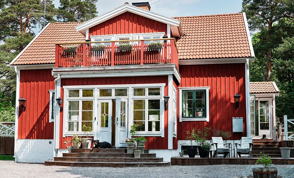 Traditionelle schwedische Ferienvilla mit mutigen Farben in den Innenräumen - 3