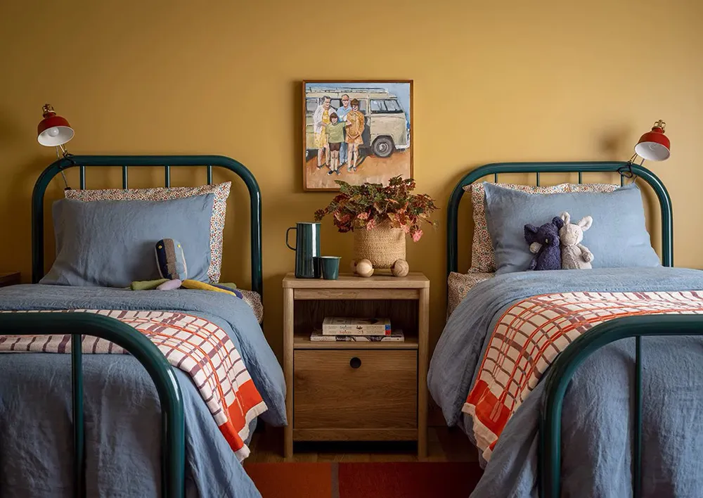 Красивые принты и краски в дизайне деревянного дома у озера - Gallery image 14