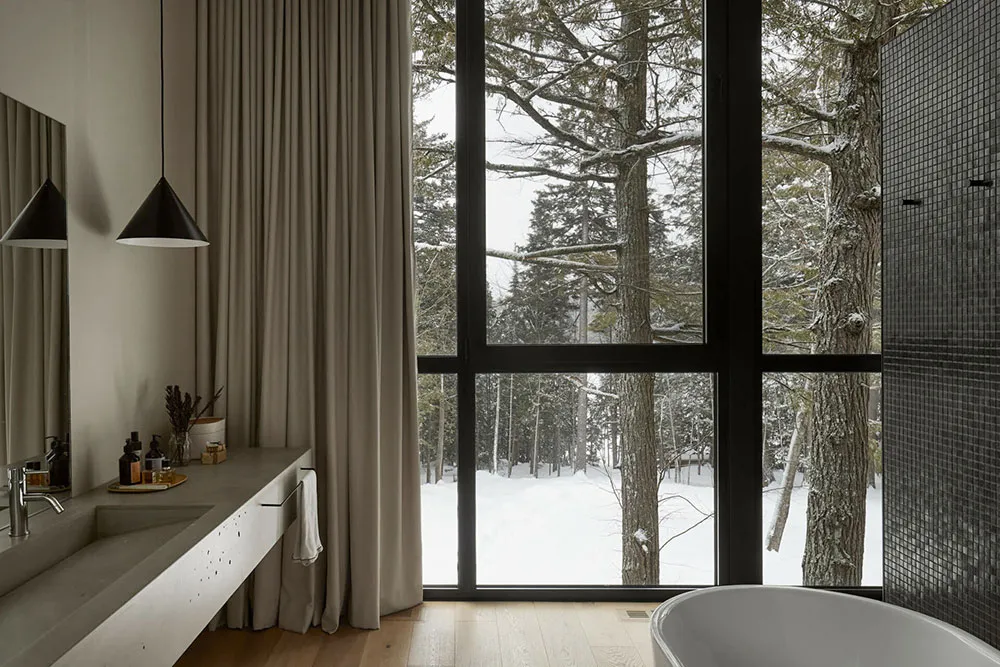 Belleza de la piedra oscura en el diseño de una casa moderna en el bosque de Canadá - Gallery image 15