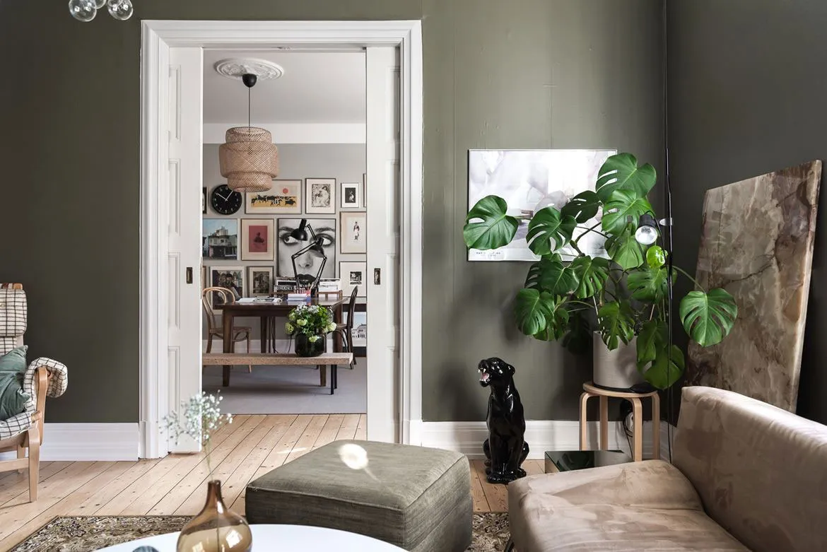 Постеры и книги в дизайне стильной квартиры в Швеции - Gallery image 2