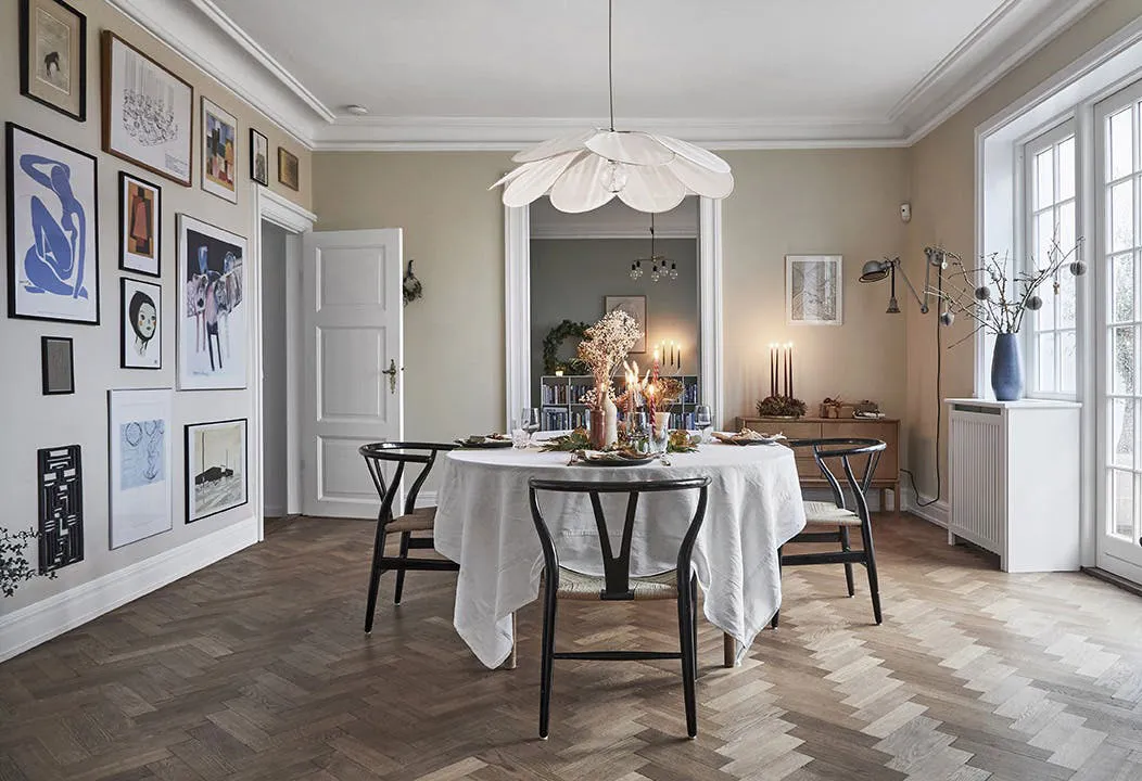 Eleganter weihnachtlicher Interieur einer schönen historischen Villa in Dänemark