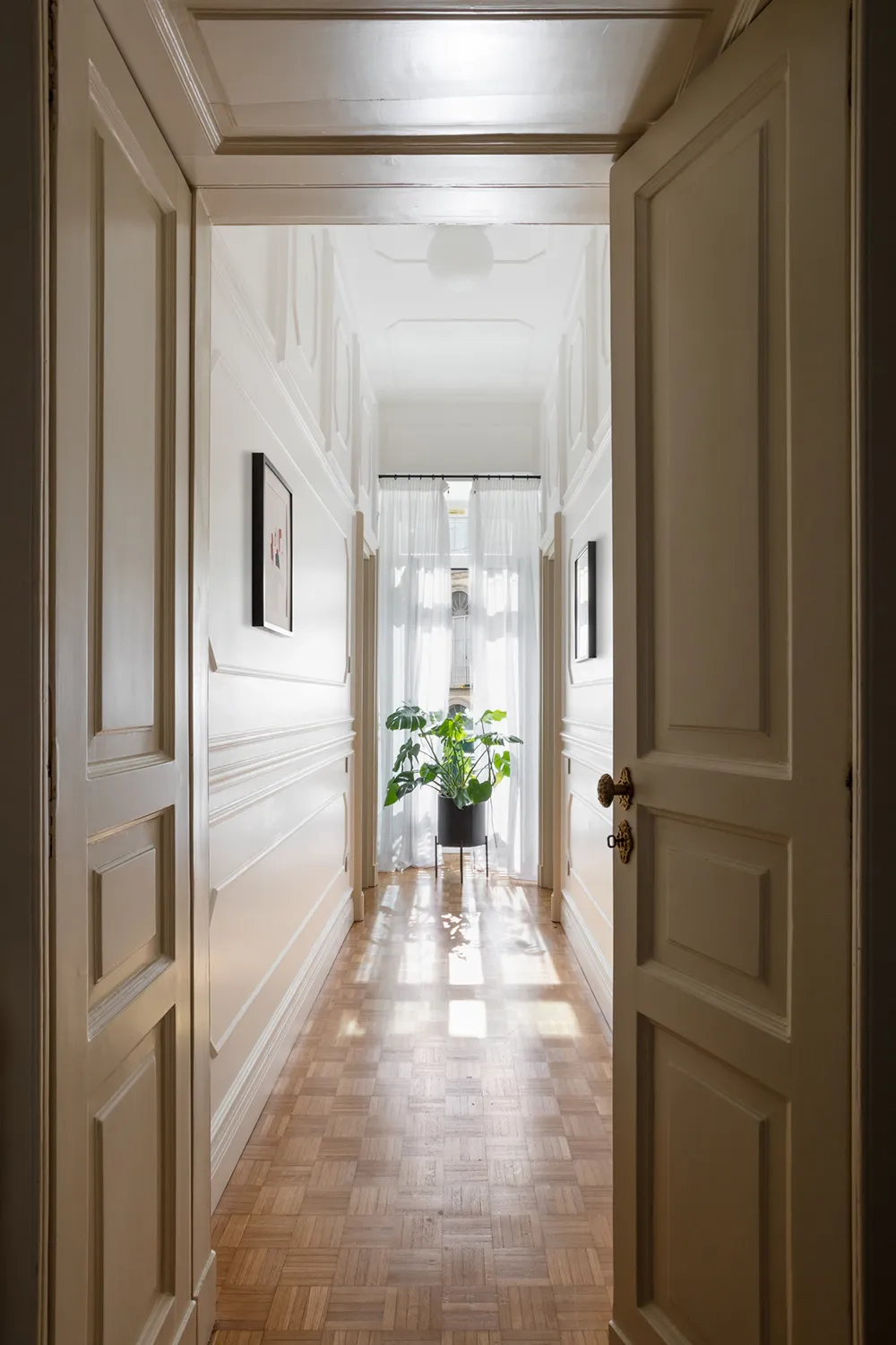 Moldings, tableaux classiques et décoration tendance : appartements à Naples - Gallery image 10