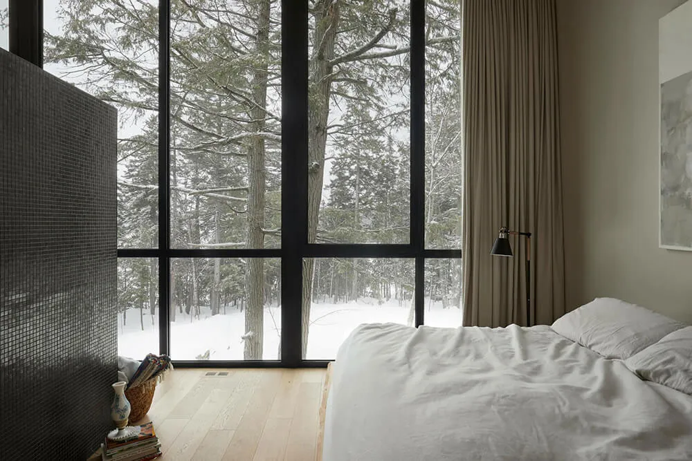 Belleza de la piedra oscura en el diseño de una casa moderna en el bosque de Canadá - Gallery image 13