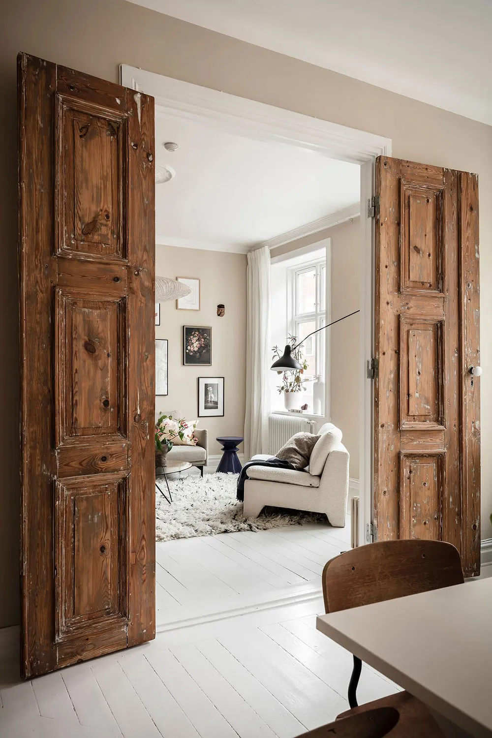 Portes anciennes luxueuses et carte vintage sur le mur de la salle à manger : appartement à Göteborg (84 m²) - Gallery image 1