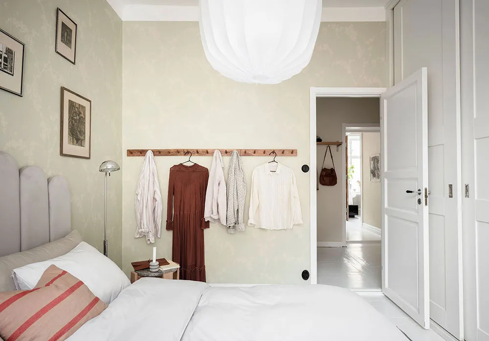 Portes anciennes luxueuses et carte vintage sur le mur de la salle à manger : appartement à Göteborg (84 m²) - Gallery image 21