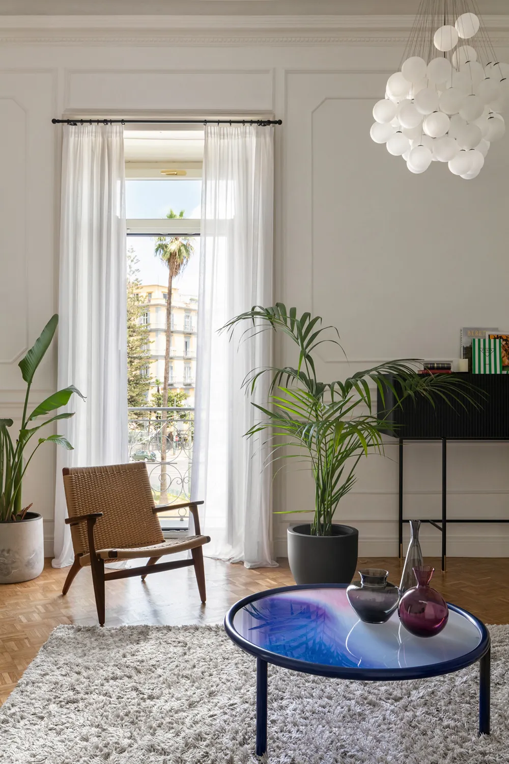 Moldings, tableaux classiques et décoration tendance : appartements à Naples - Gallery image 6