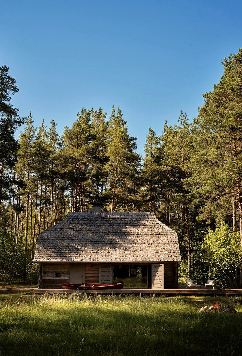 Stylowy design starego rybackiego domu w Łotwie od Vipp - Gallery image 18