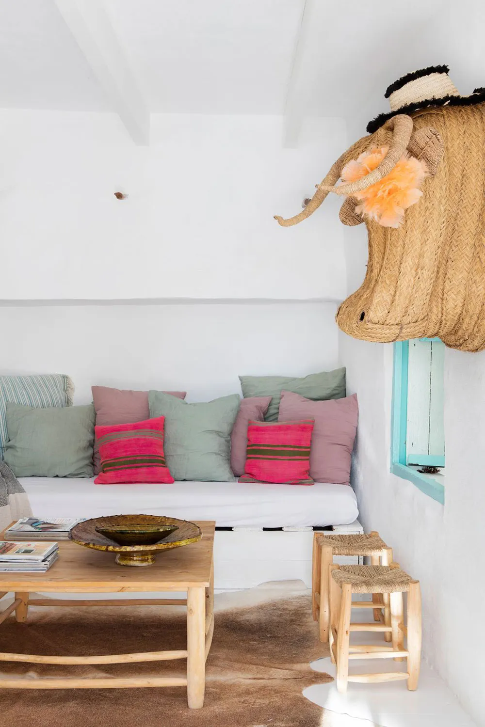 Accents colorés dans les intérieurs blancs d'une maison estivale sur une île en Espagne - Gallery image 6