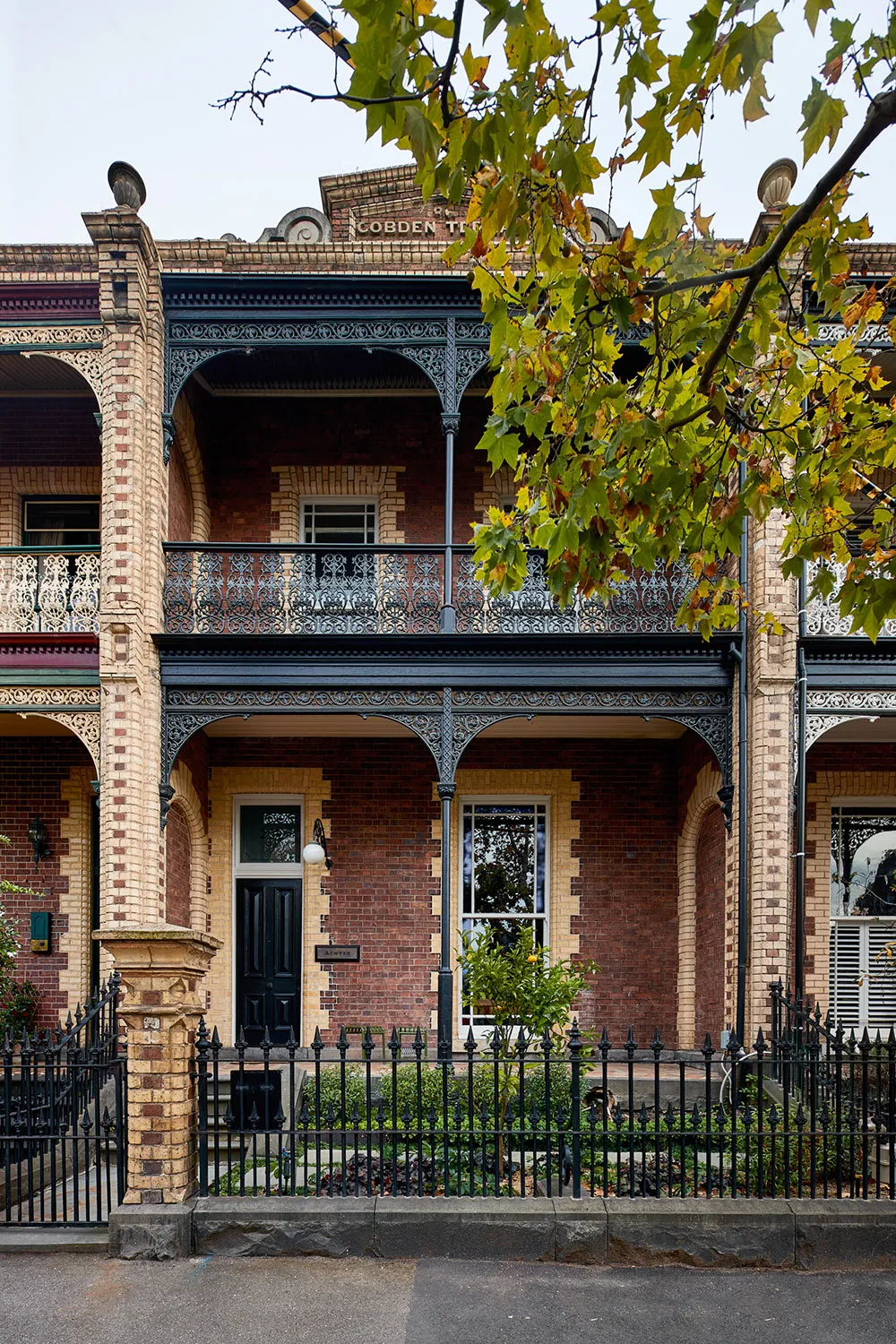 Diseño victoriano con tonos profundos y elegantes en Melbourne - Gallery image 1