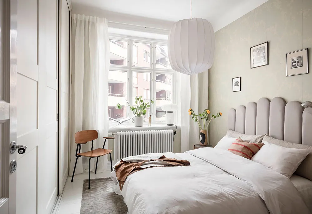 Portes anciennes luxueuses et carte vintage sur le mur de la salle à manger : appartement à Göteborg (84 m²) - Gallery image 19