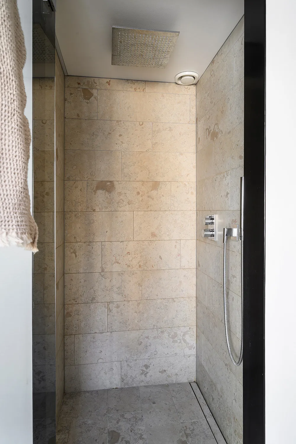 Стильный небольшой скандинавский лофт в два этажа (65 кв. м) - Gallery image 30