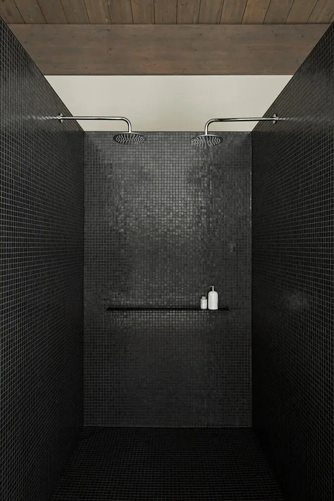 Belleza de la piedra oscura en el diseño de una casa moderna en el bosque de Canadá - Gallery image 16