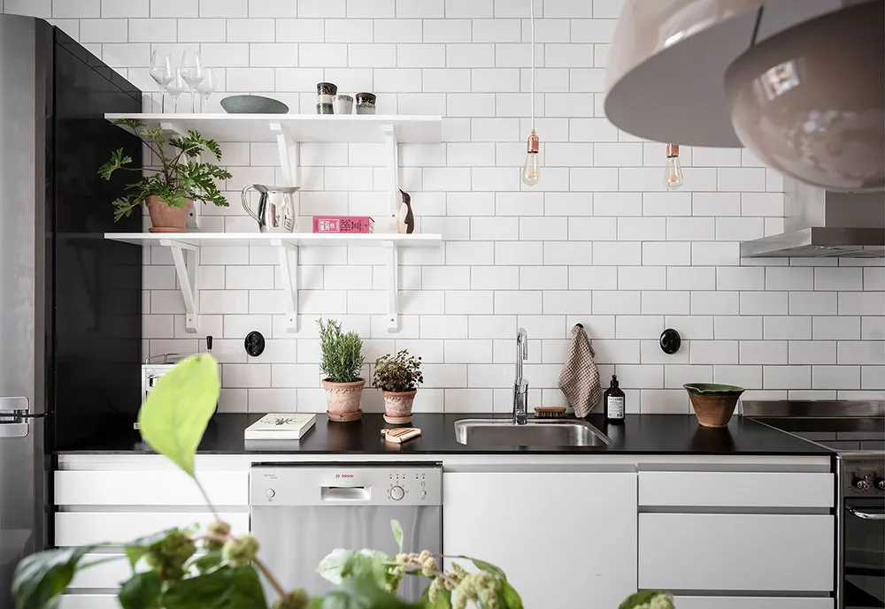 Portes anciennes luxueuses et carte vintage sur le mur de la salle à manger : appartement à Göteborg (84 m²) - Gallery image 24