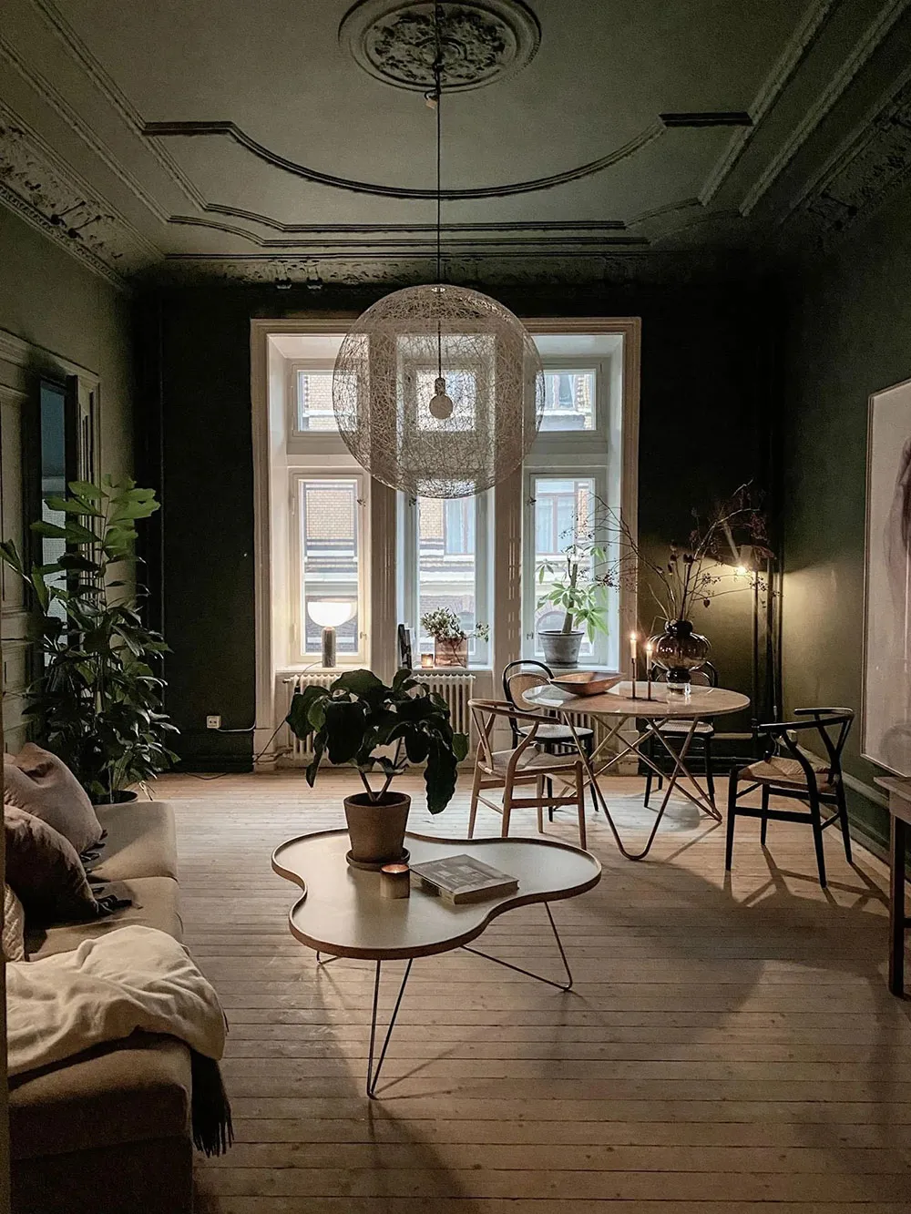 Dramatischer skandinavischer Interior mit grünen Wänden - Gallery image 1