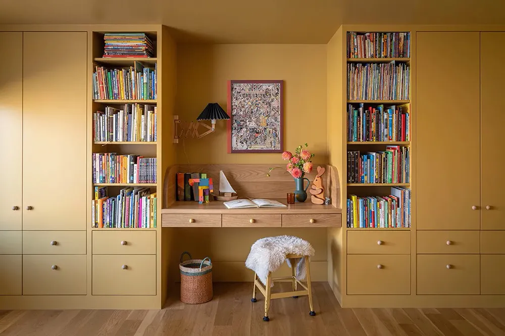 Красивые принты и краски в дизайне деревянного дома у озера - Gallery image 15