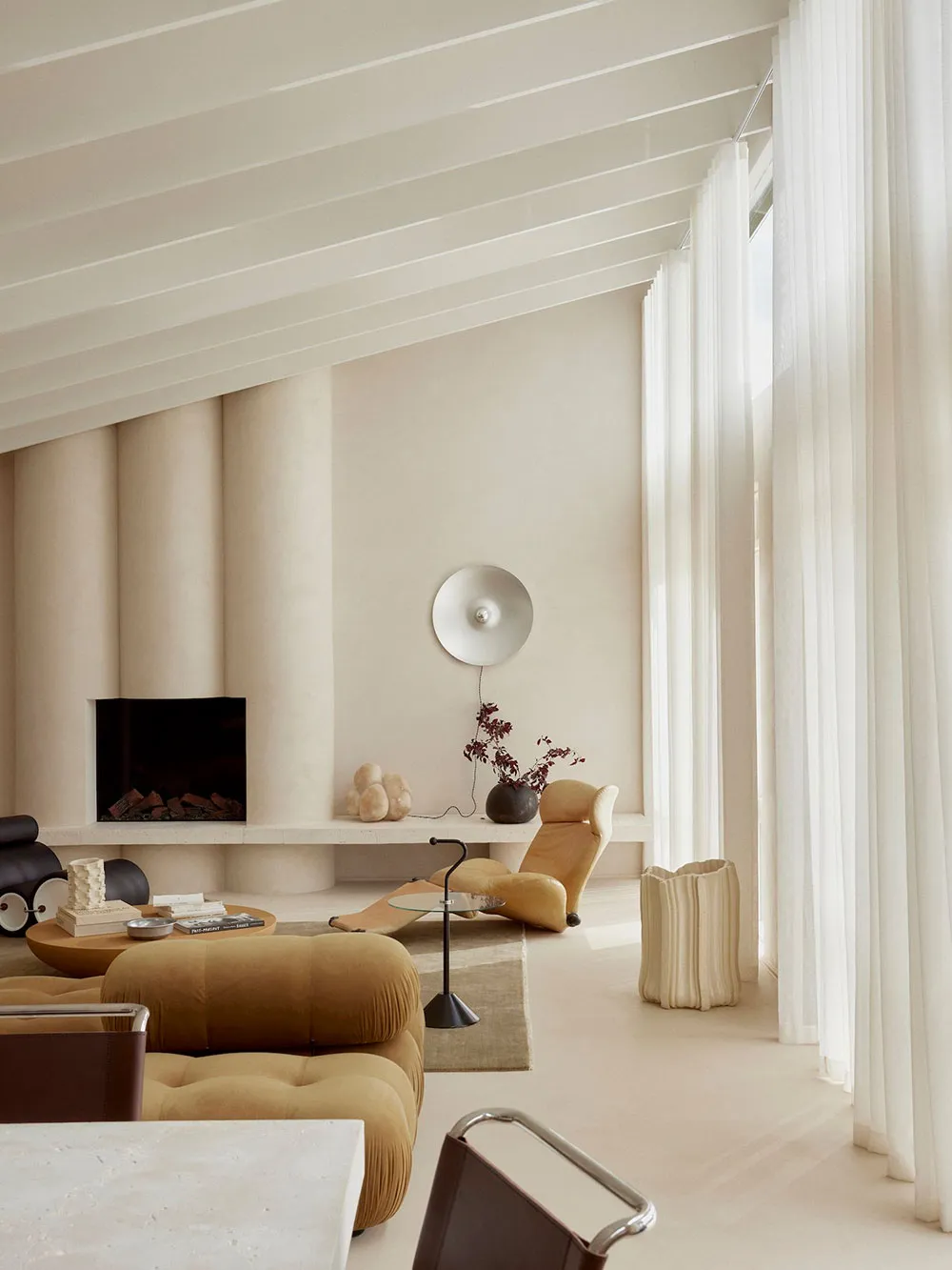 Intérieur moderne chaleureux dans les teintes sableuses à Sydney - Gallery image 1