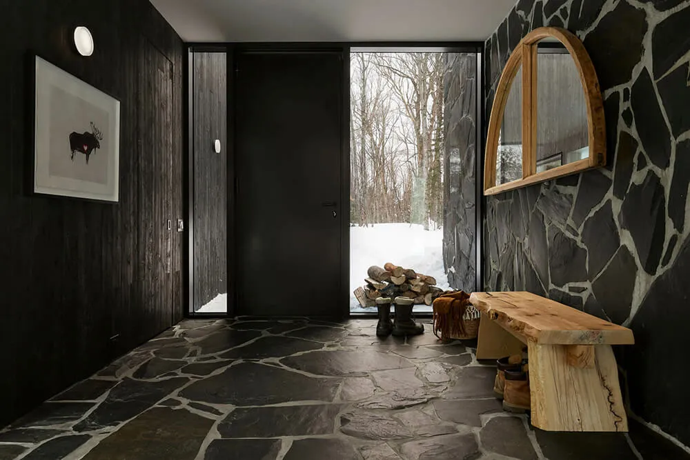 Belleza de la piedra oscura en el diseño de una casa moderna en el bosque de Canadá - Gallery image 8
