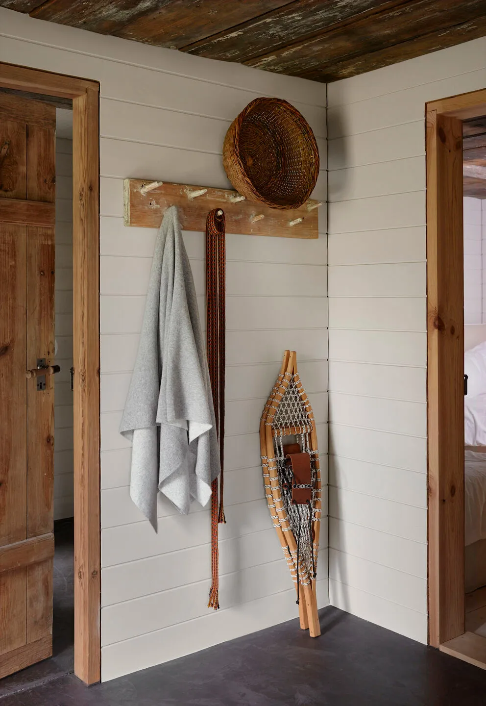 Stylowy design starego rybackiego domu w Łotwie od Vipp - Gallery image 15