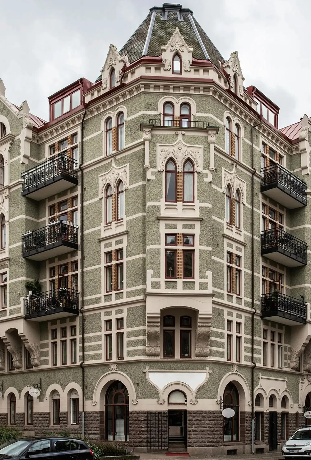 Dramatischer skandinavischer Interior mit grünen Wänden - Gallery image 14