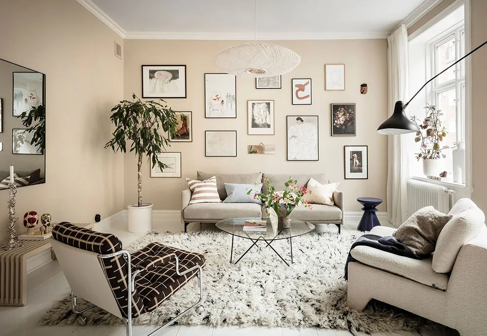 Portes anciennes luxueuses et carte vintage sur le mur de la salle à manger : appartement à Göteborg (84 m²) - Gallery image 14