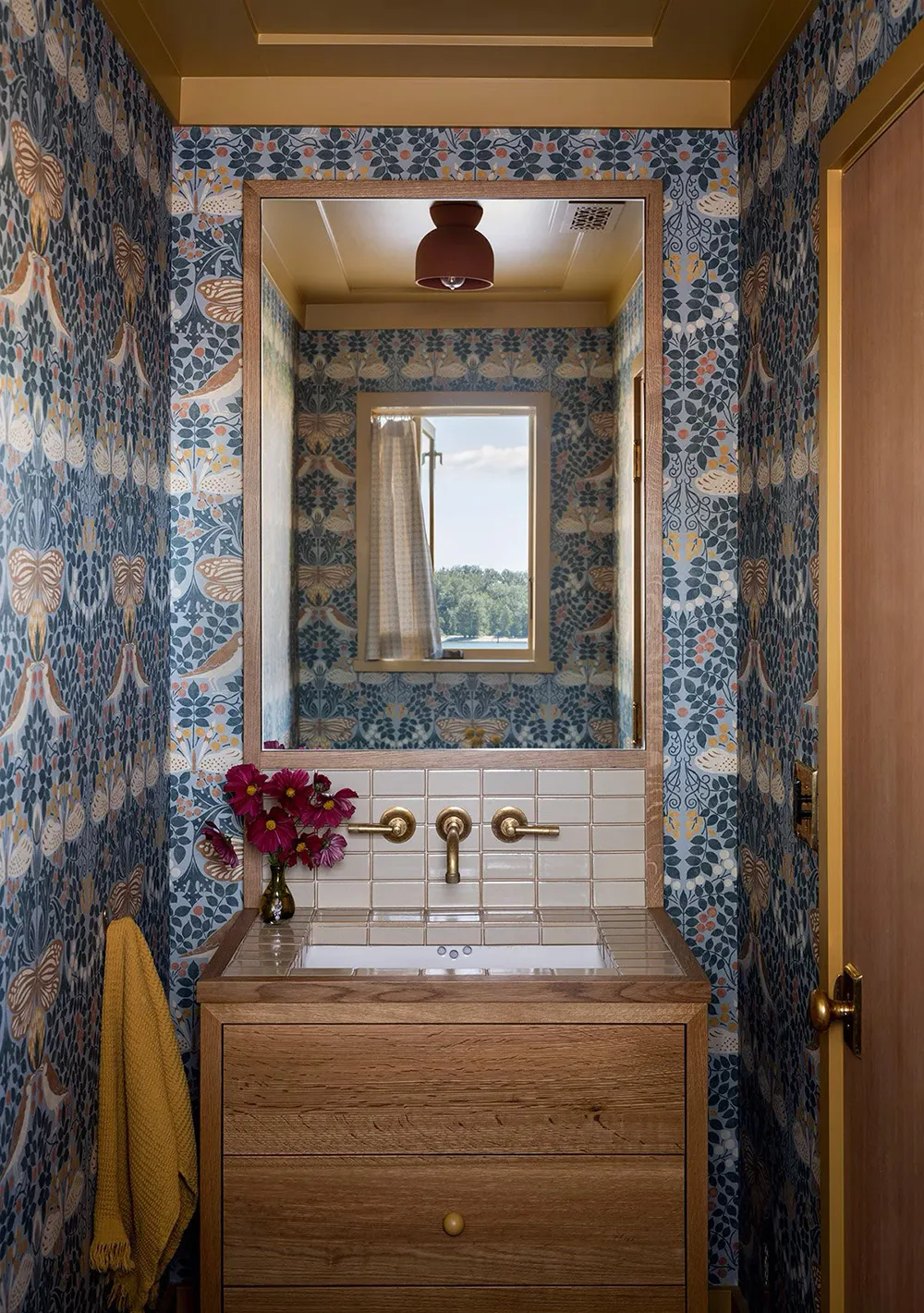 Красивые принты и краски в дизайне деревянного дома у озера - Gallery image 19