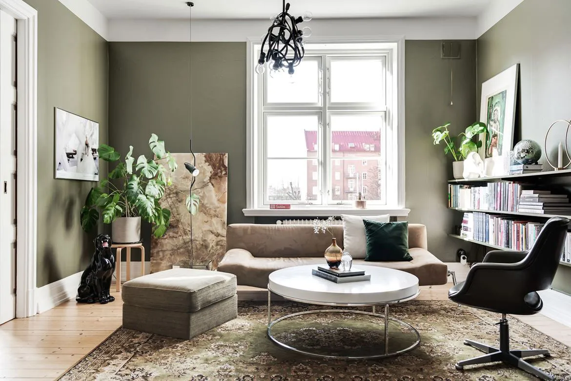 Постеры и книги в дизайне стильной квартиры в Швеции - Gallery image 1