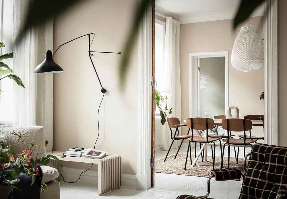 Portes anciennes luxueuses et carte vintage sur le mur de la salle à manger : appartement à Göteborg (84 m²) - Gallery image 17