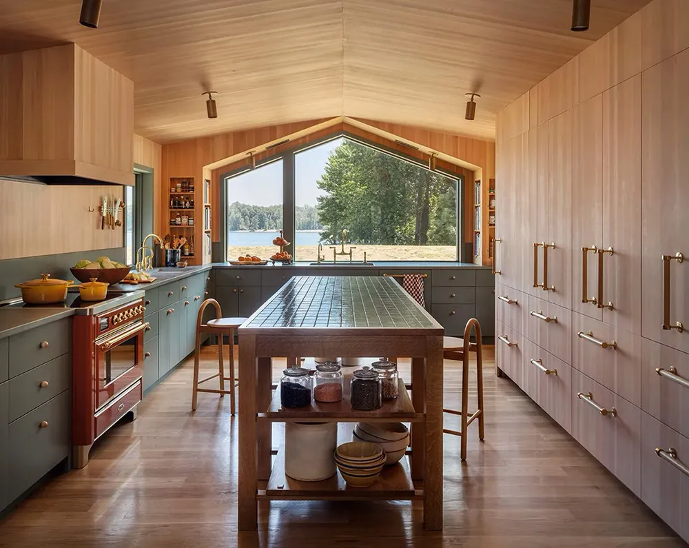 Красивые принты и краски в дизайне деревянного дома у озера - Gallery image 5
