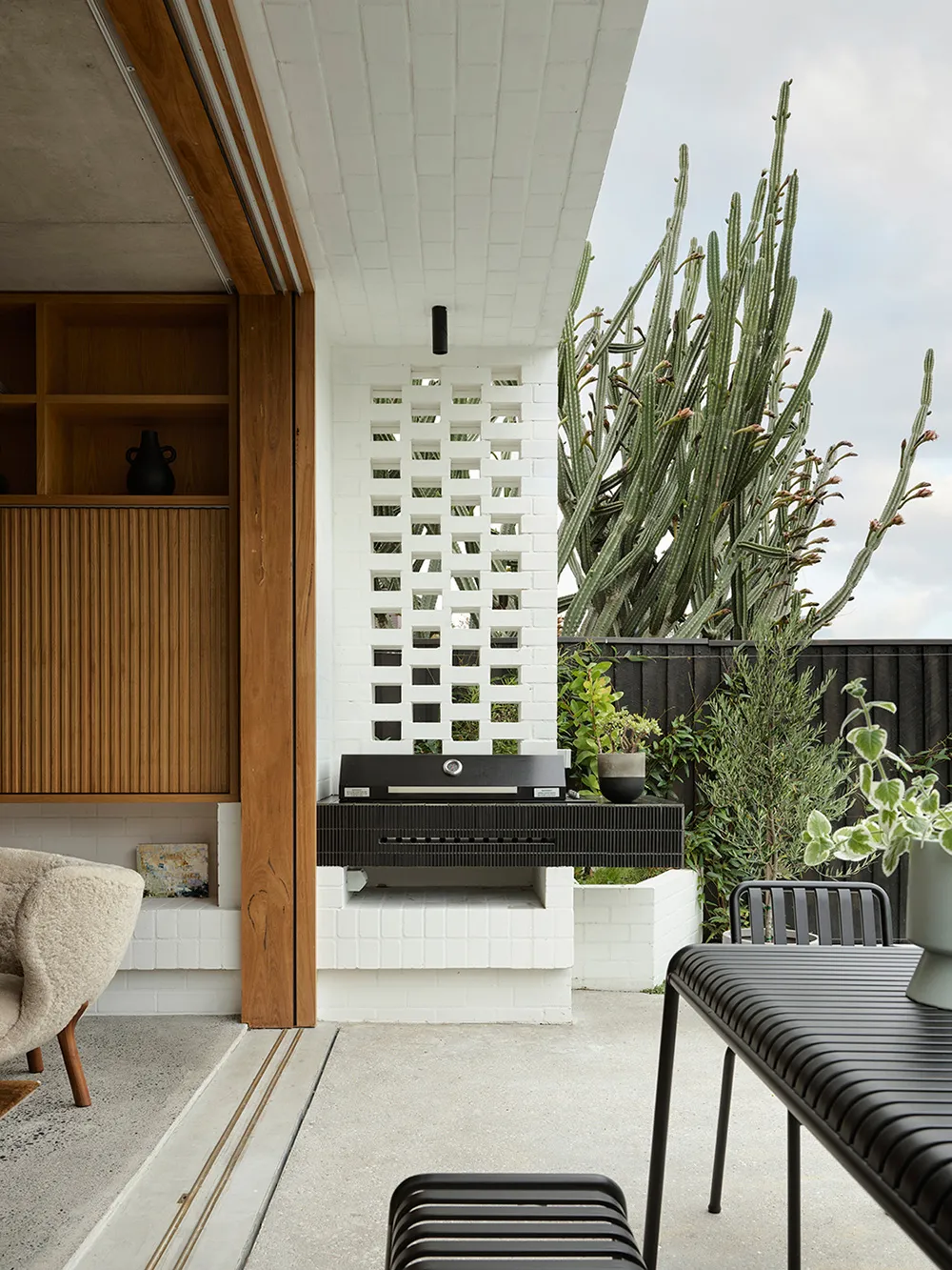 Дерево, бетон и модный декор: современная реконструкция старого бунгало в Сиднее - Gallery image 10