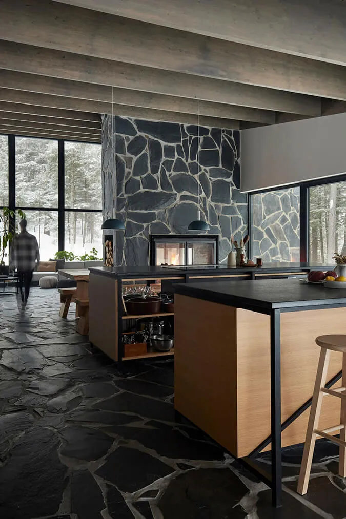 Belleza de la piedra oscura en el diseño de una casa moderna en el bosque de Canadá - Gallery image 5