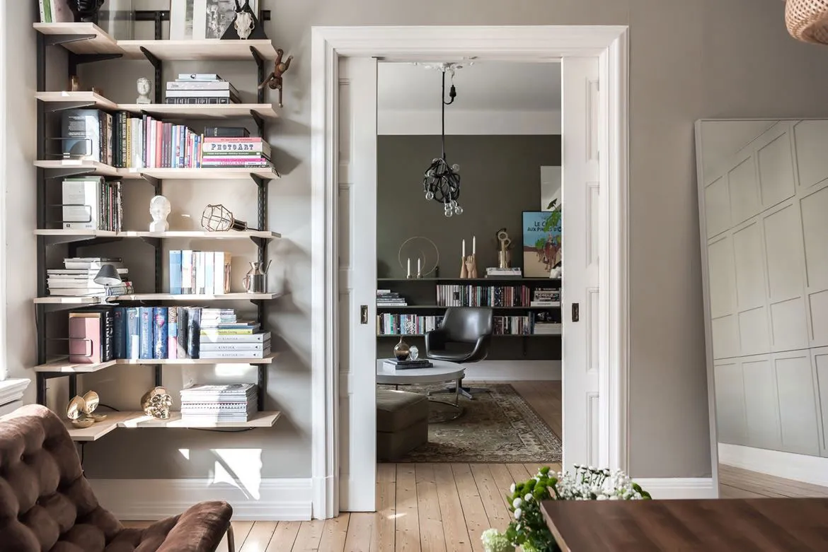 Постеры и книги в дизайне стильной квартиры в Швеции - Gallery image 4