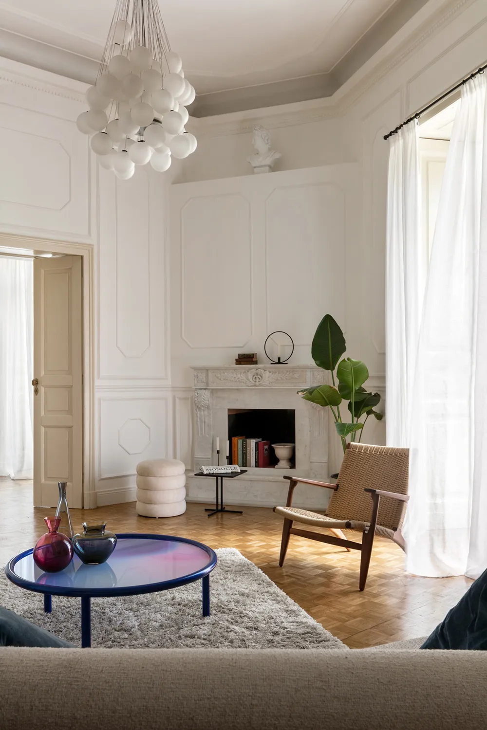 Moldings, tableaux classiques et décoration tendance : appartements à Naples - Gallery image 1
