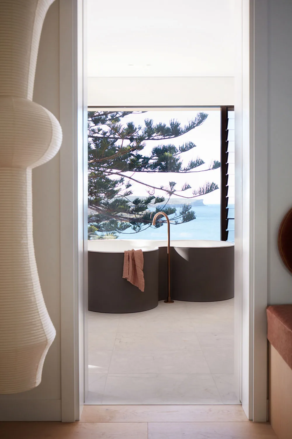 Casa moderna y luminosa en acantilado frente al océano en Sídney - Gallery image 21