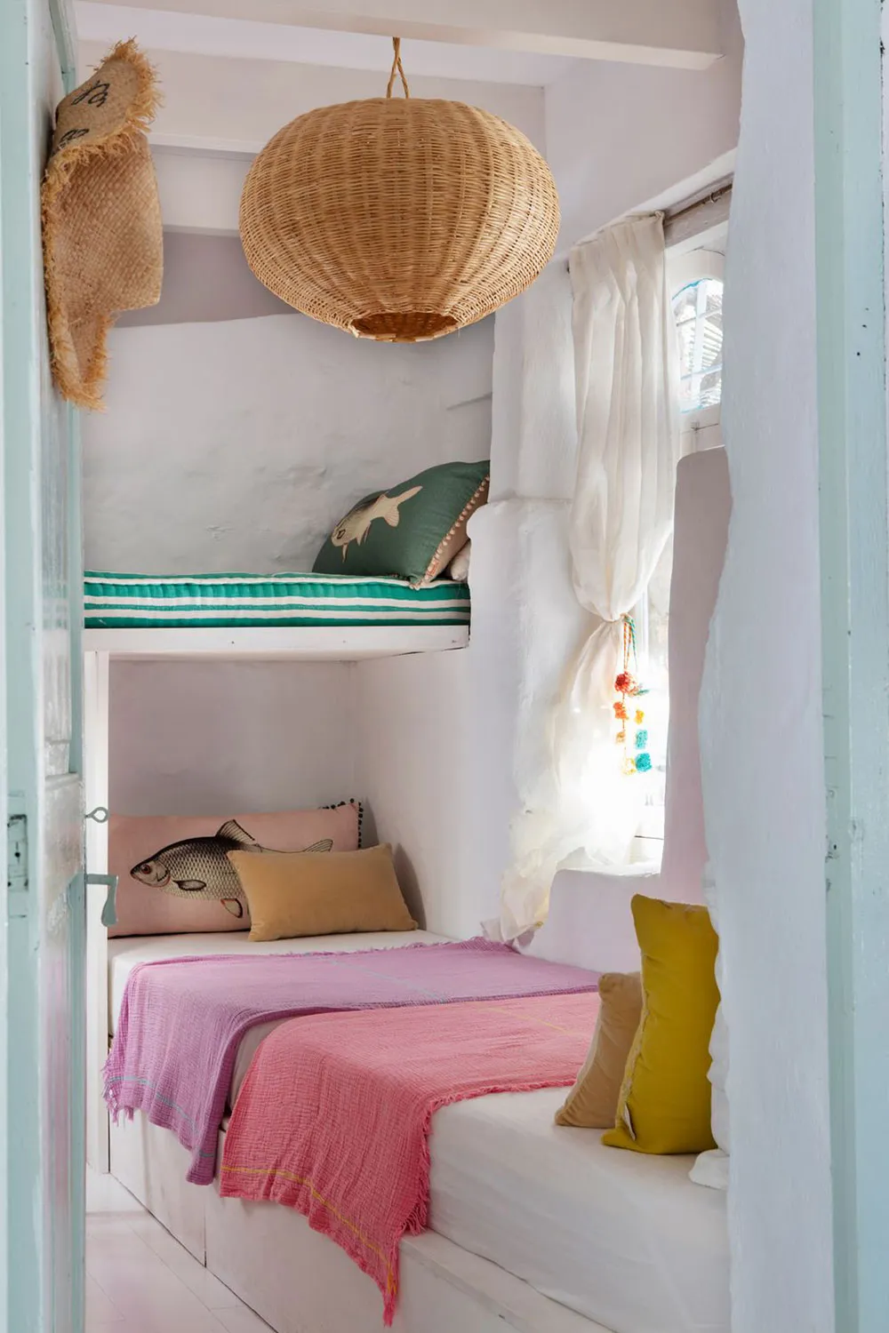 Accents colorés dans les intérieurs blancs d'une maison estivale sur une île en Espagne - Gallery image 9