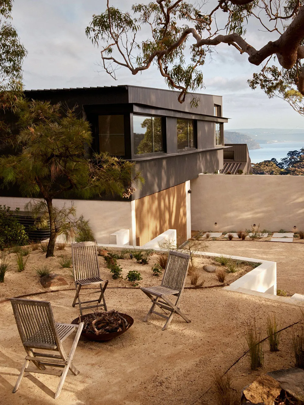 Intérieur moderne chaleureux dans les teintes sableuses à Sydney - Gallery image 2