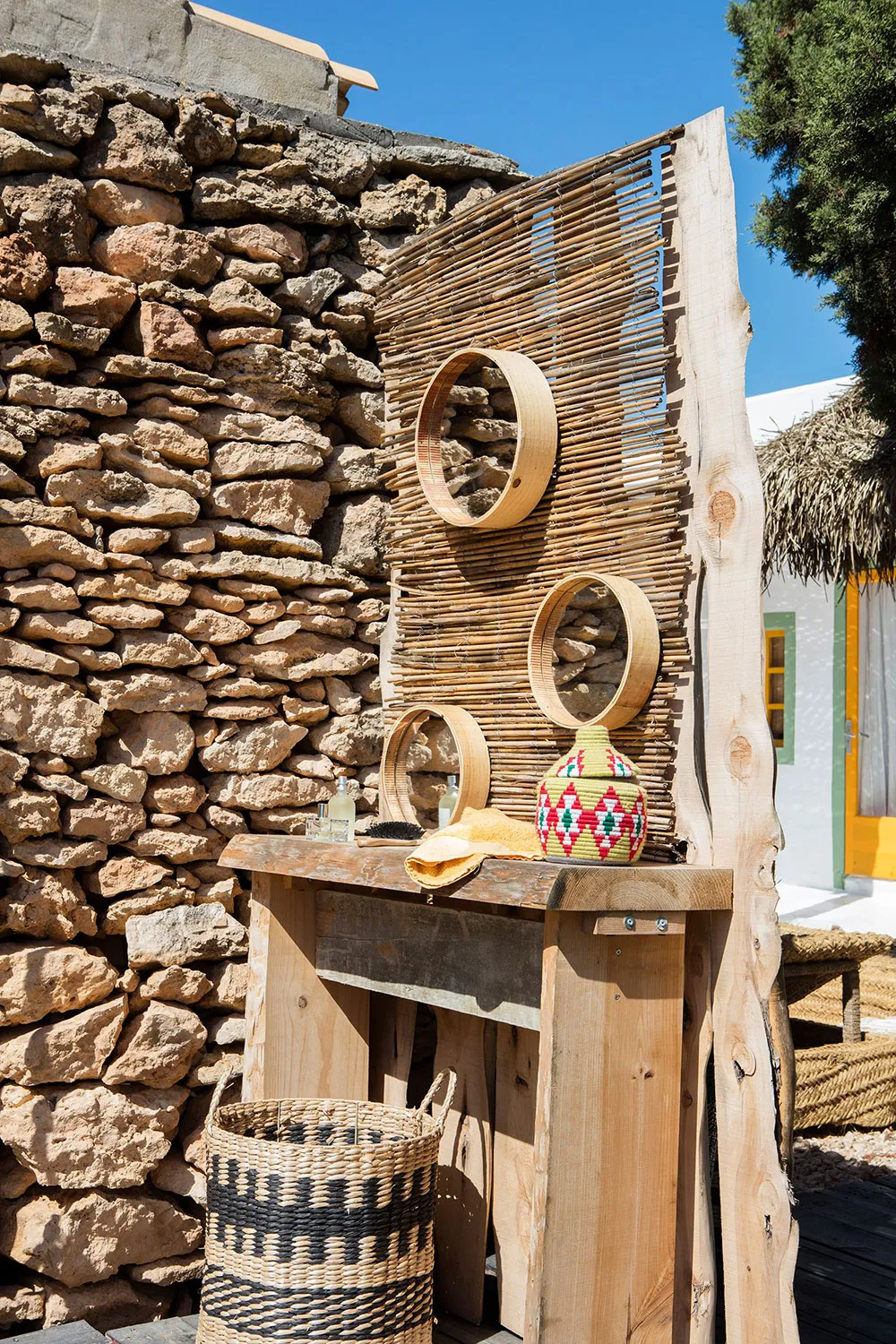Accents colorés dans les intérieurs blancs d'une maison estivale sur une île en Espagne - Gallery image 13