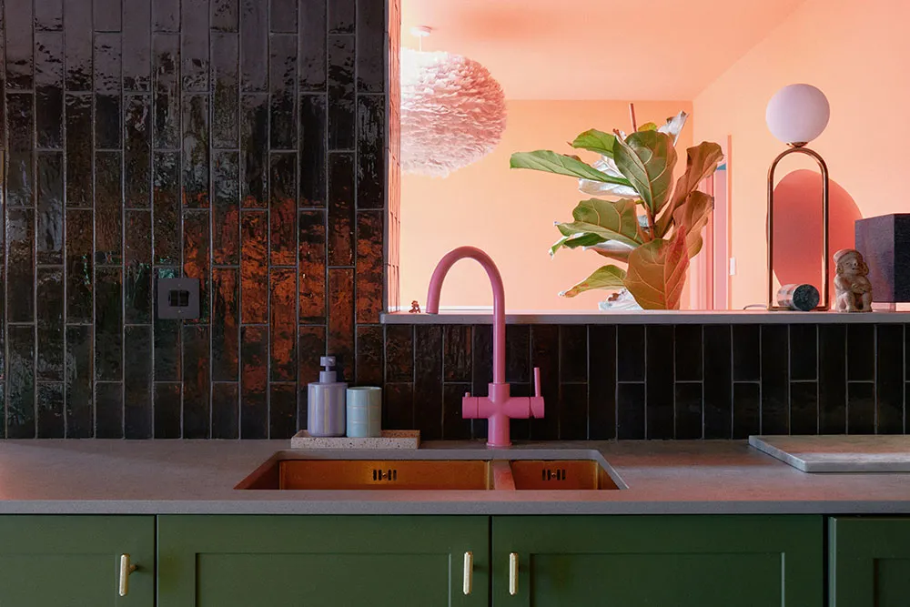 Exceso de colores atrevidos en el diseño de una casa victoriana en Londres - Gallery image 17