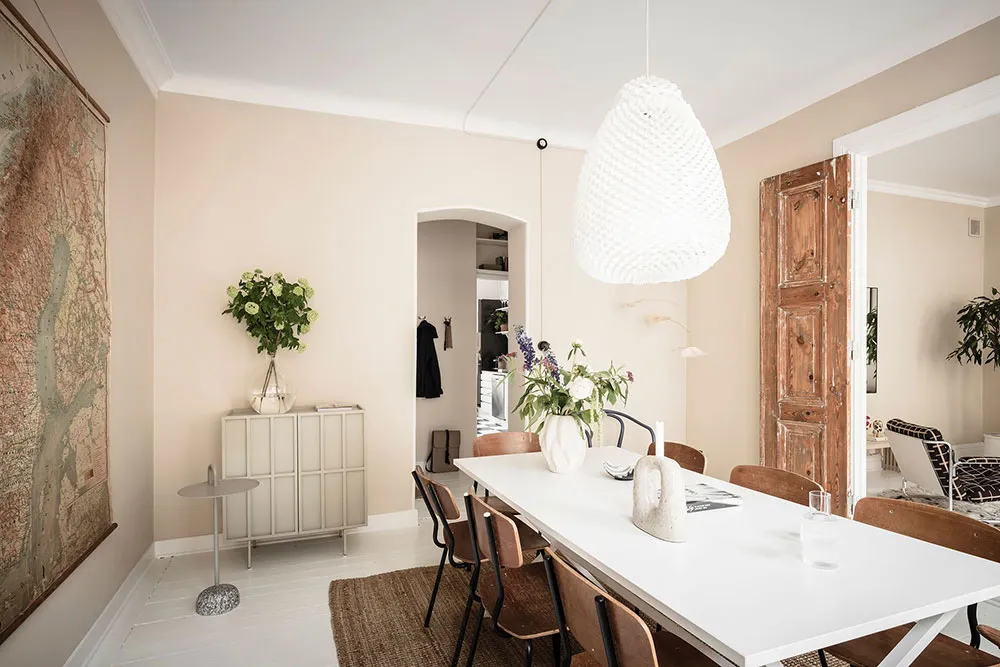 Portes anciennes luxueuses et carte vintage sur le mur de la salle à manger : appartement à Göteborg (84 m²) - Gallery image 7