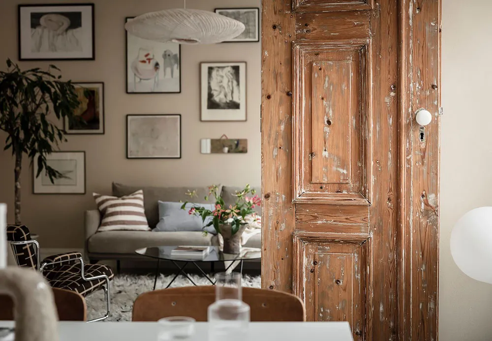 Portes anciennes luxueuses et carte vintage sur le mur de la salle à manger : appartement à Göteborg (84 m²) - Gallery image 9