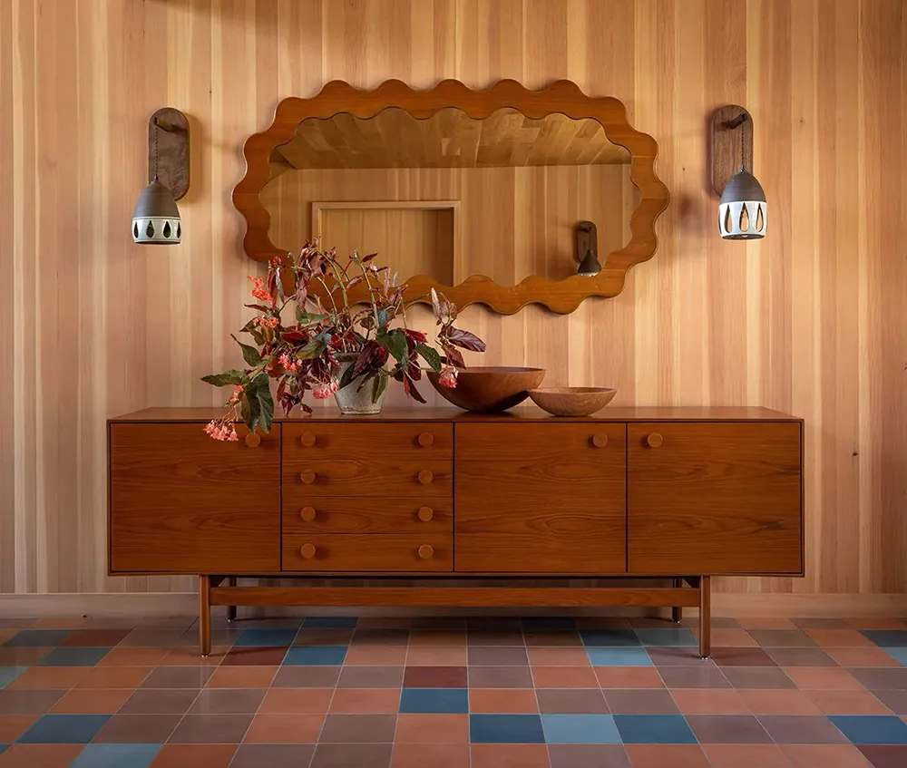 Красивые принты и краски в дизайне деревянного дома у озера - Gallery image 25