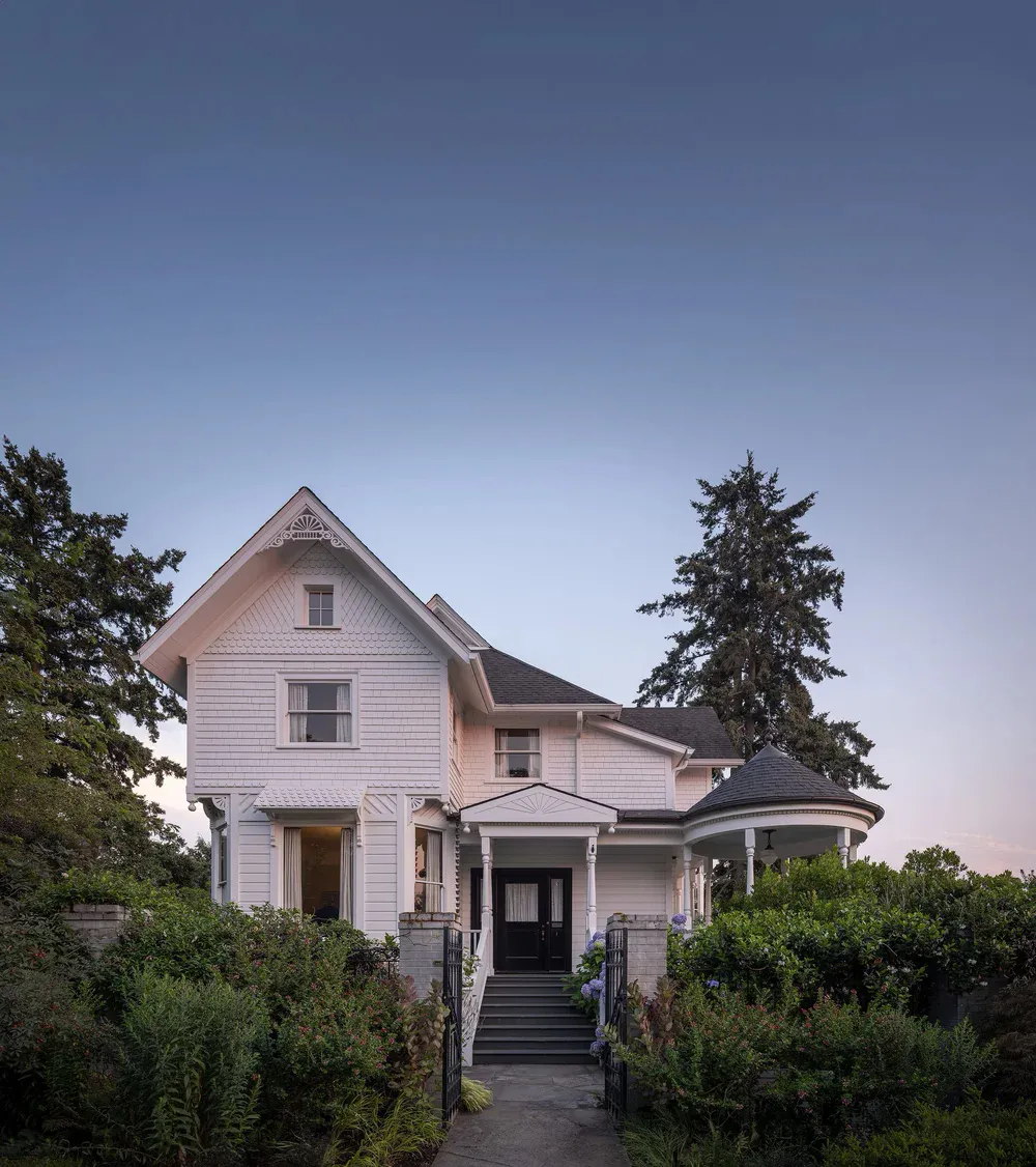 Нежные оттенки зелёного и серого в дизайне красивого дома в Портленде - Gallery image 1