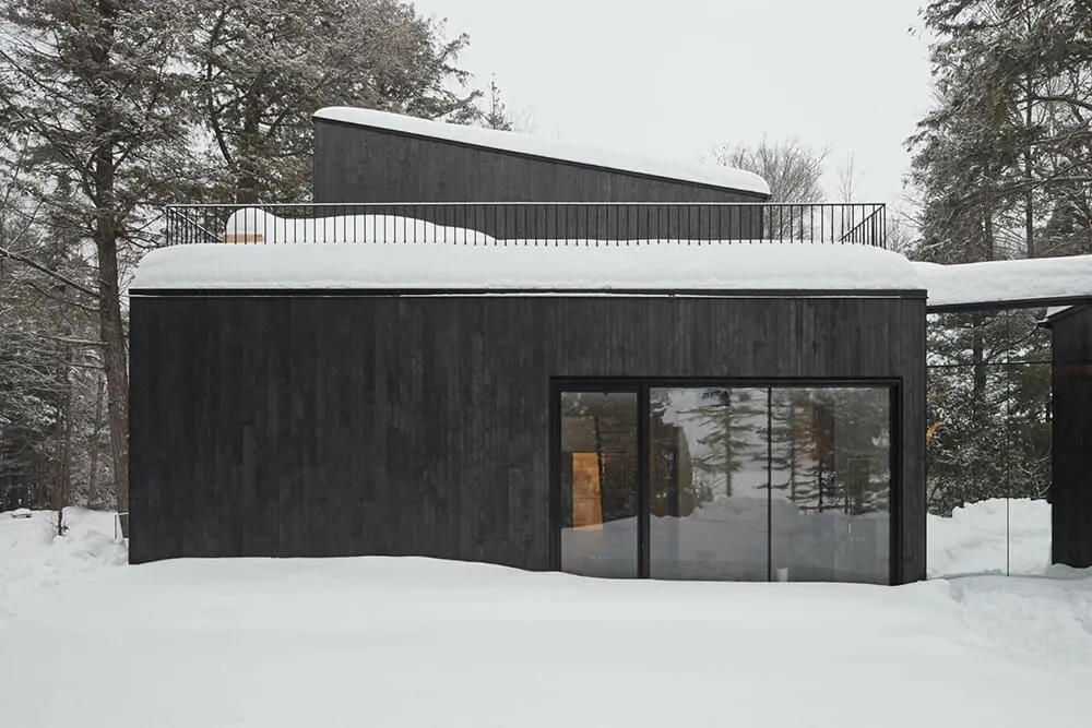 Belleza de la piedra oscura en el diseño de una casa moderna en el bosque de Canadá - Gallery image 19