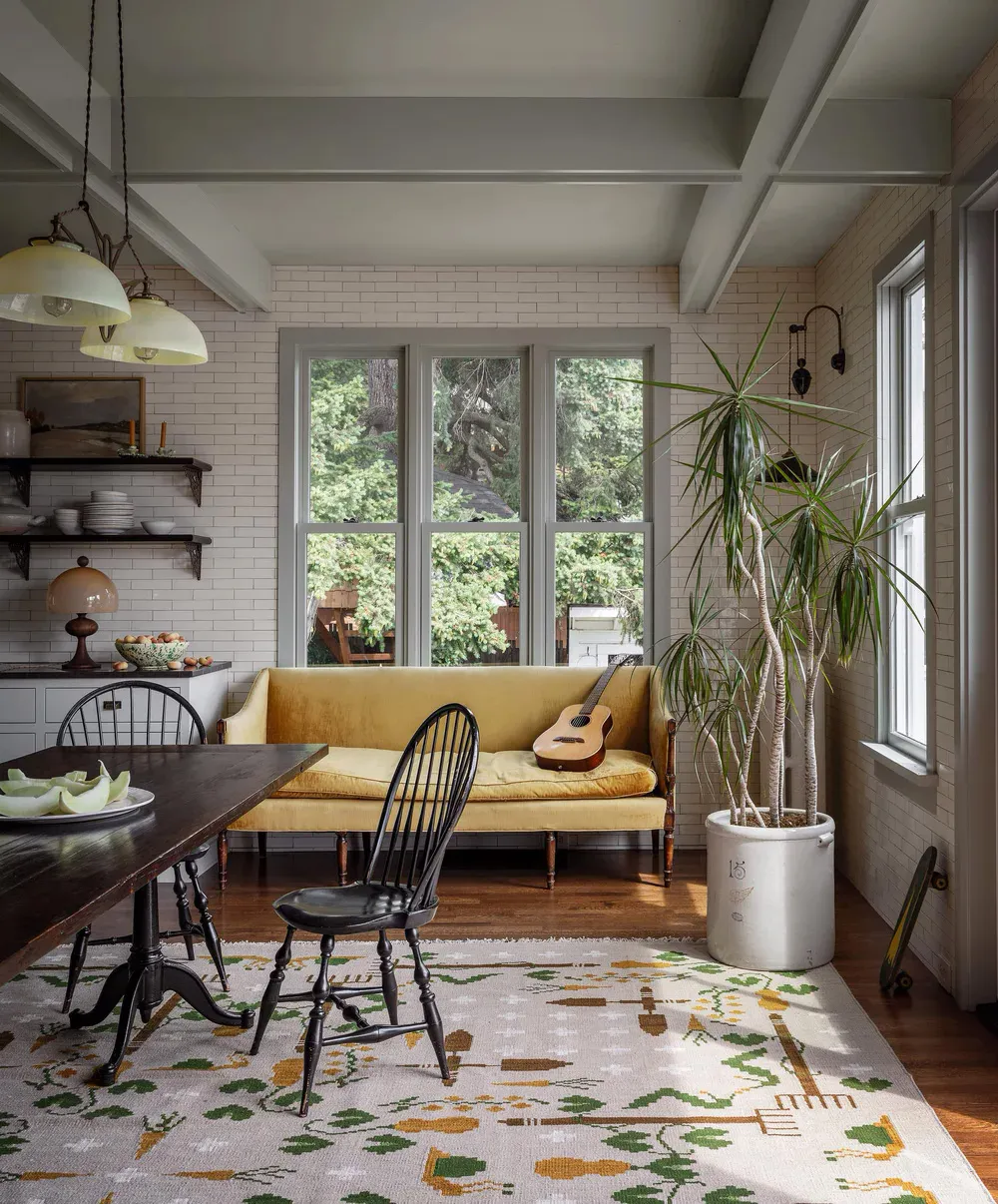 Нежные оттенки зелёного и серого в дизайне красивого дома в Портленде - Gallery image 3